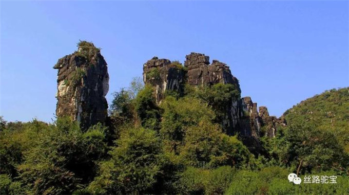 在鄂尔多斯，传说有一片湖水和一座石山都因神奇的骆驼而来